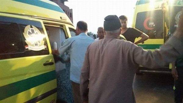إصابة 7 أشخاص نتيجة حادث تصادم بين سيارتين وإنقلاب أحدهما بالترعة بسوهاج