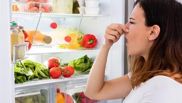 أربع طرق للتخلص من رائحة الثلاجة الكريهة. 
