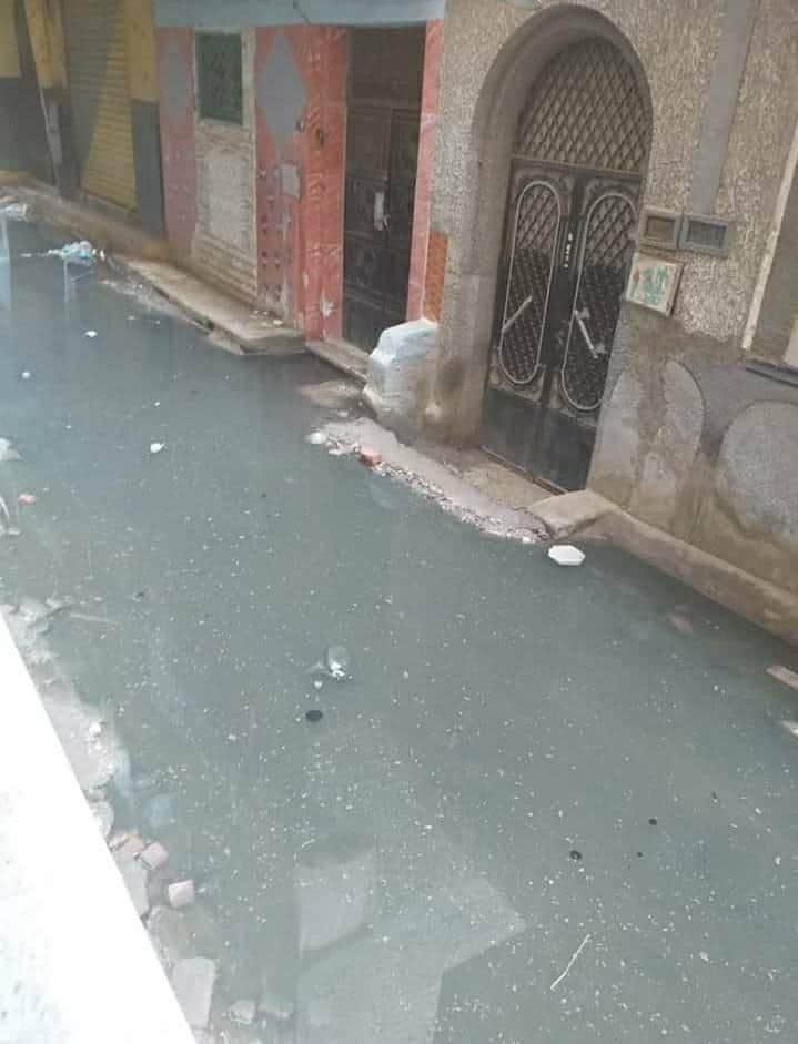 شوارع قرية طناش التابعة لمحافظة الجيزة غارقة في مياه الصرف الصحي.