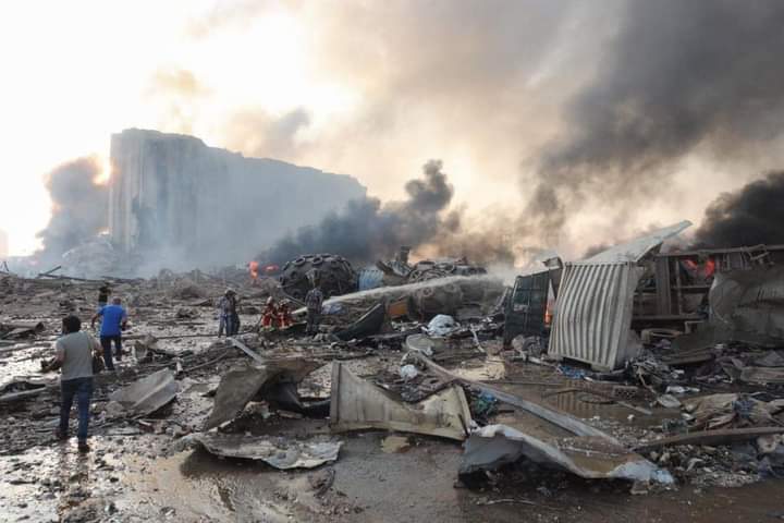 وفاة اكثر من ٣٠ شخص اثر انفجار مستودع ببيروت. 