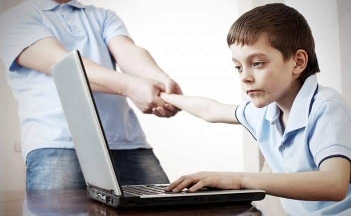 تأثير الأجهزة الإلكترونية على الأطفال.