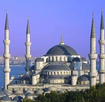لبنان تغلق المساجد وتعلق الصلوات 