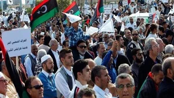 طرابلس تشتعل بنار الغضب..وخروج المتظاهرين لليوم الثاني على التوالي