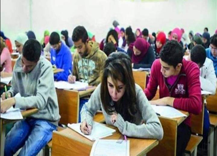 طلاب الثانوية العامة يؤدون امتحان اللغة الأجنبية الأولى بالدور الثاني اليوم