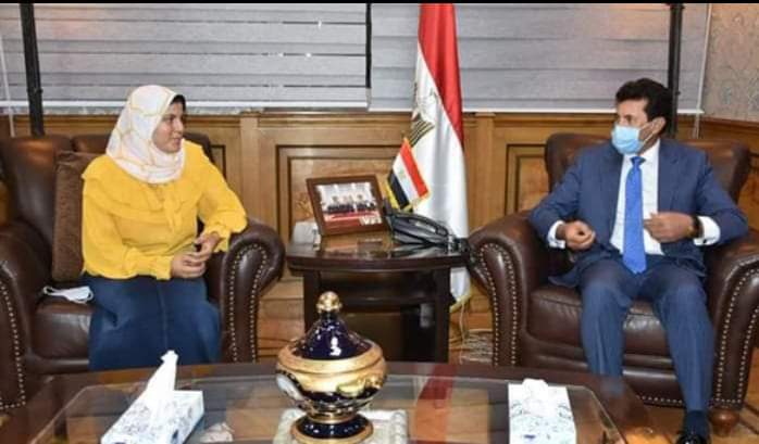 وزير الرياضة يكرم الطالبة آية طه حسين لتفوقها العلمى فى الثانوية العامة.