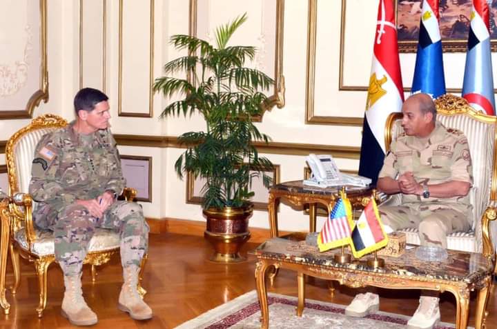 القائد العام للقوات المسلحة فى لقاء مع رئيس المفوضية الاوروبية 