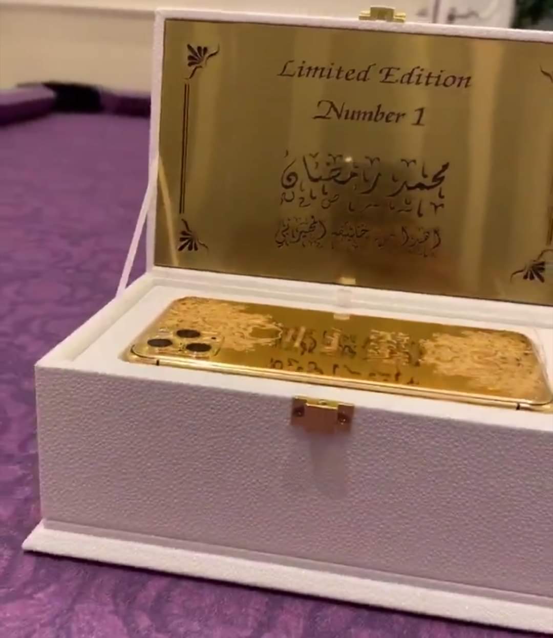 هاتف ذهب هدية لمحمد رمضان فى الإمارات