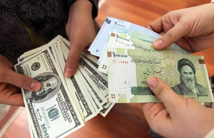 انخفاض لأول مرة في العملة الإيرانية أمام الدولار 